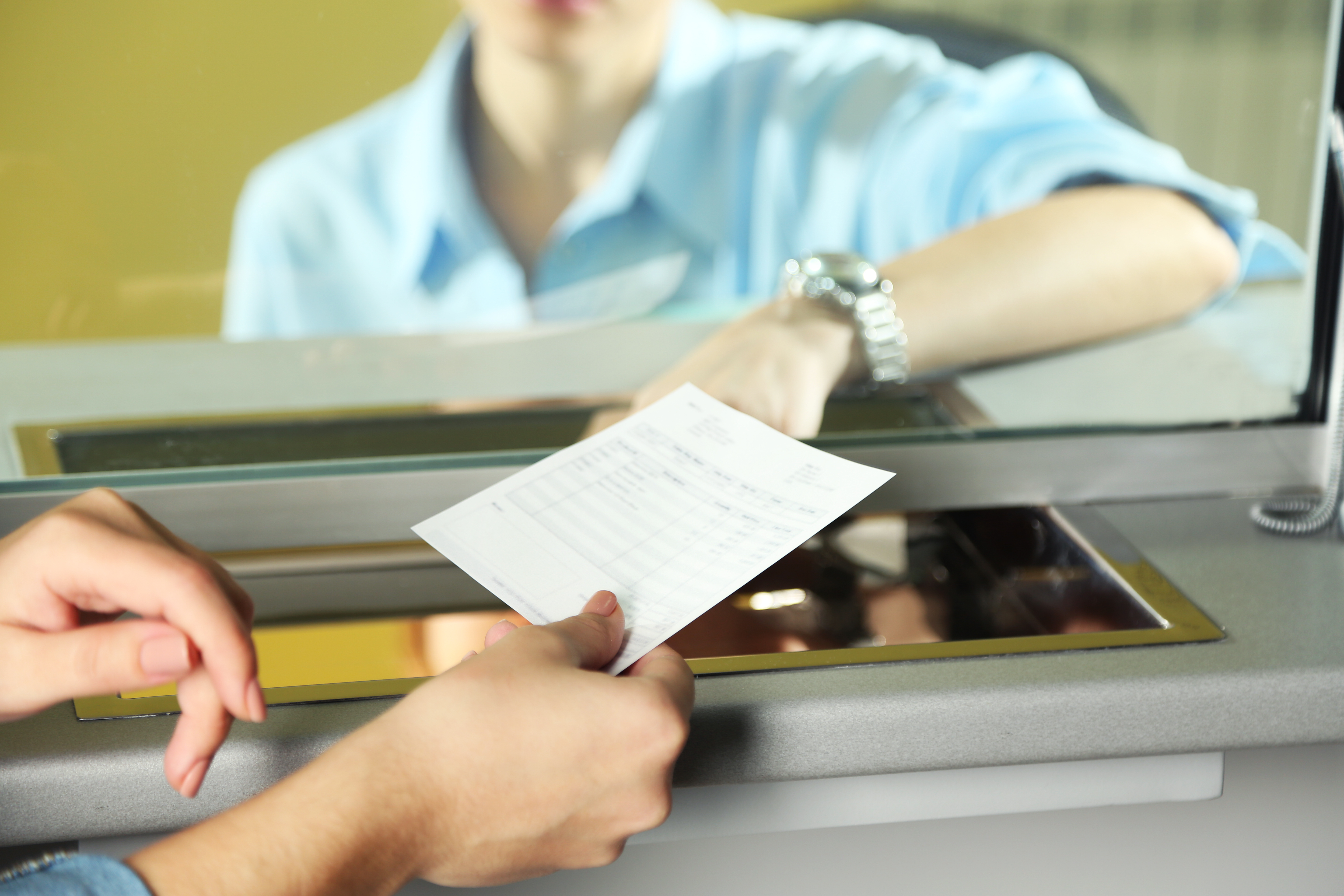 Bạn cũng có thể thanh toán tiền điện qua các điểm thu hộ như các cửa hàng tiện lợi, siêu thị điện máy,...