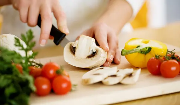 Lên kế hoạch chuẩn bị các bữa ăn và ăn uống tại nhà sẽ giúp bạn tiết kiệm hiệu quả