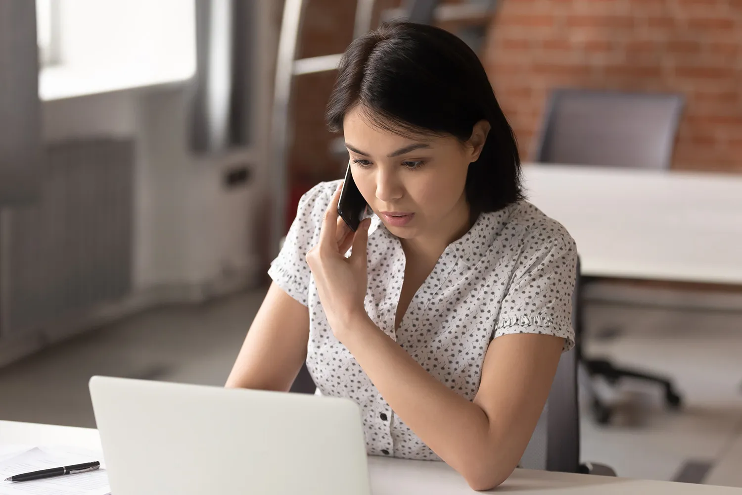 Khách hàng có thể gọi hotline ngân hàng để cập nhật tình trạng thẻ.