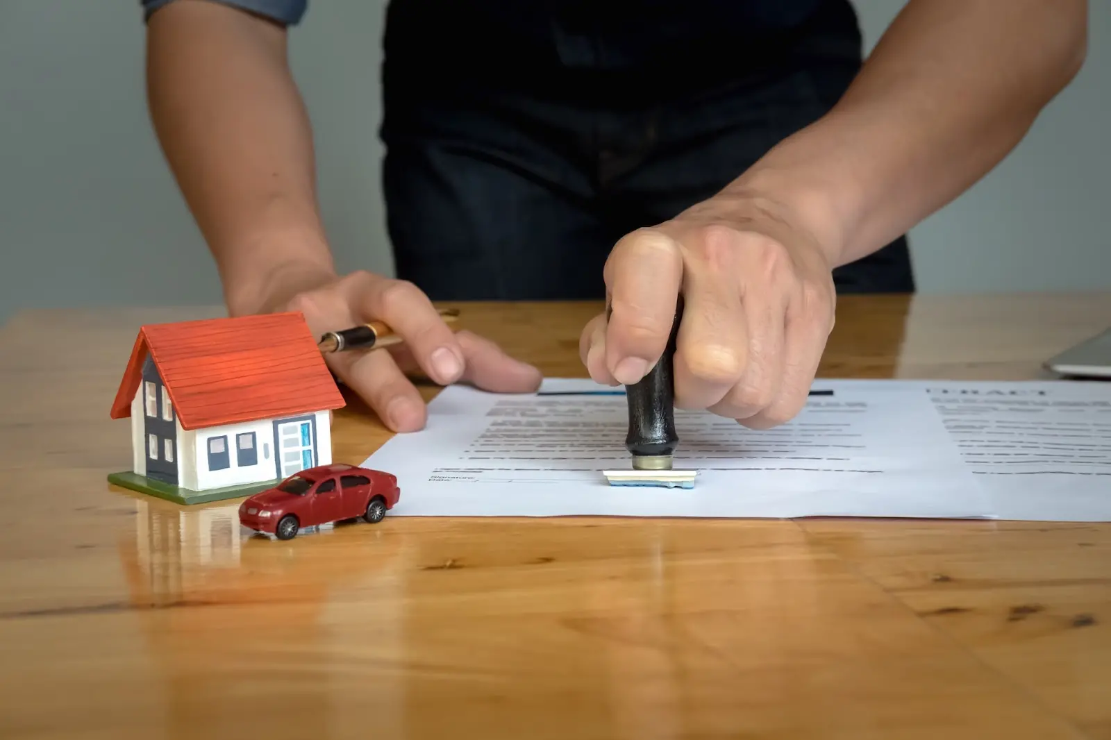 Trước khi ký hợp đồng mua nhà ở xã hội, bạn cần kiểm tra kỹ tính pháp lý của dự án