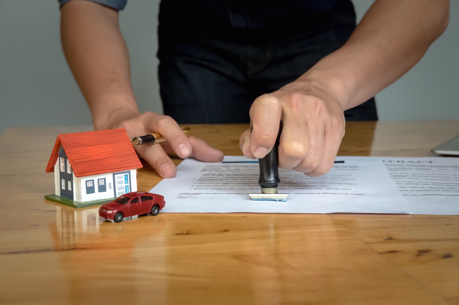 Trước khi ký hợp đồng mua nhà ở xã hội, bạn cần kiểm tra kỹ tính pháp lý của dự án