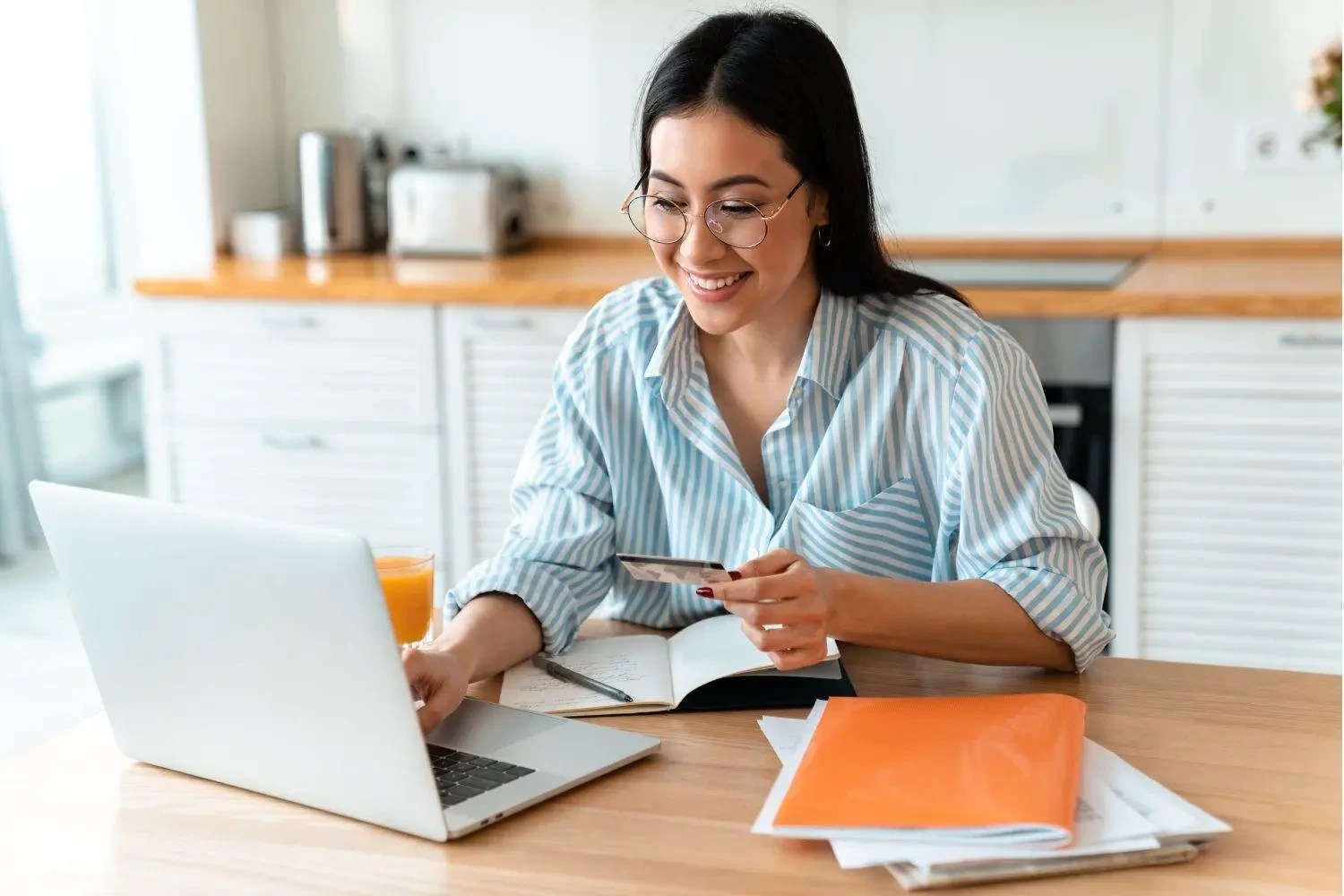Quy trình sang ngang thẻ tín dụng hiện nay khá thuận tiện và có thể thực hiện trực tiếp hoặc online tùy theo nhu cầu của khách hàng.