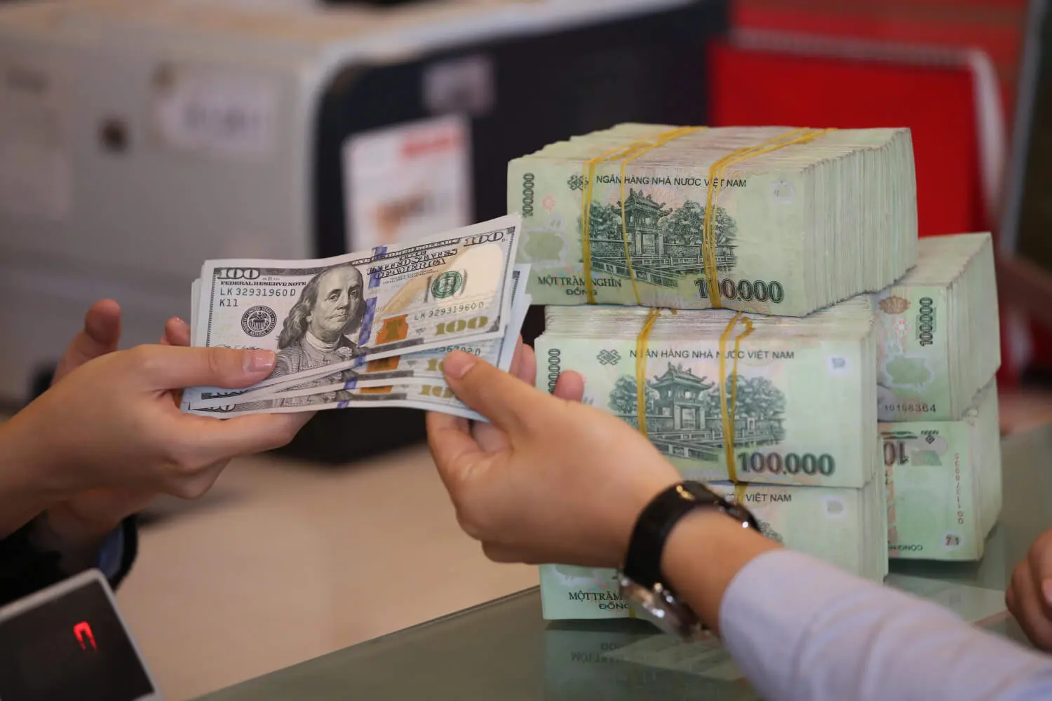 Tùy theo mục đích để chọn gửi tiết kiệm USD hay VND