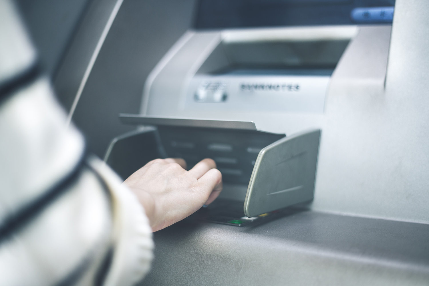 Kiểm tra cẩn thận trước khi sử dụng máy ATM
