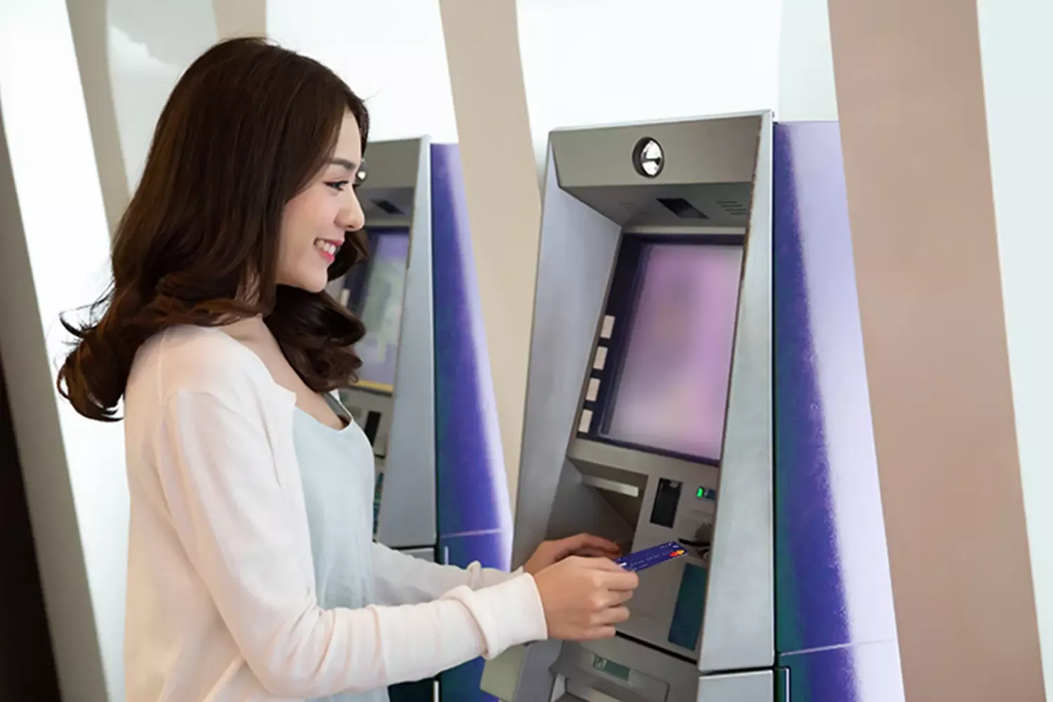 Rút tiền tại máy ATM là hình thức phổ biến, cho phép chủ thẻ thực hiện giao dịch rút tiền nhanh chóng.