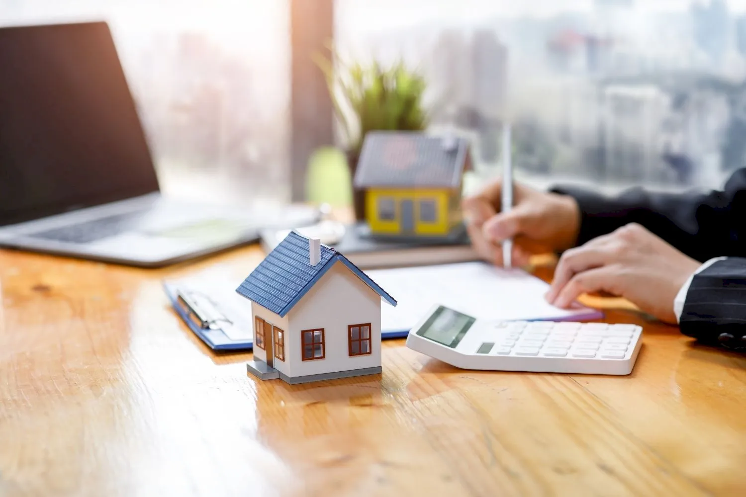 Khách hàng cần tìm hiểu kỹ quy định và biểu phí trước khi ký hợp đồng vay trả góp