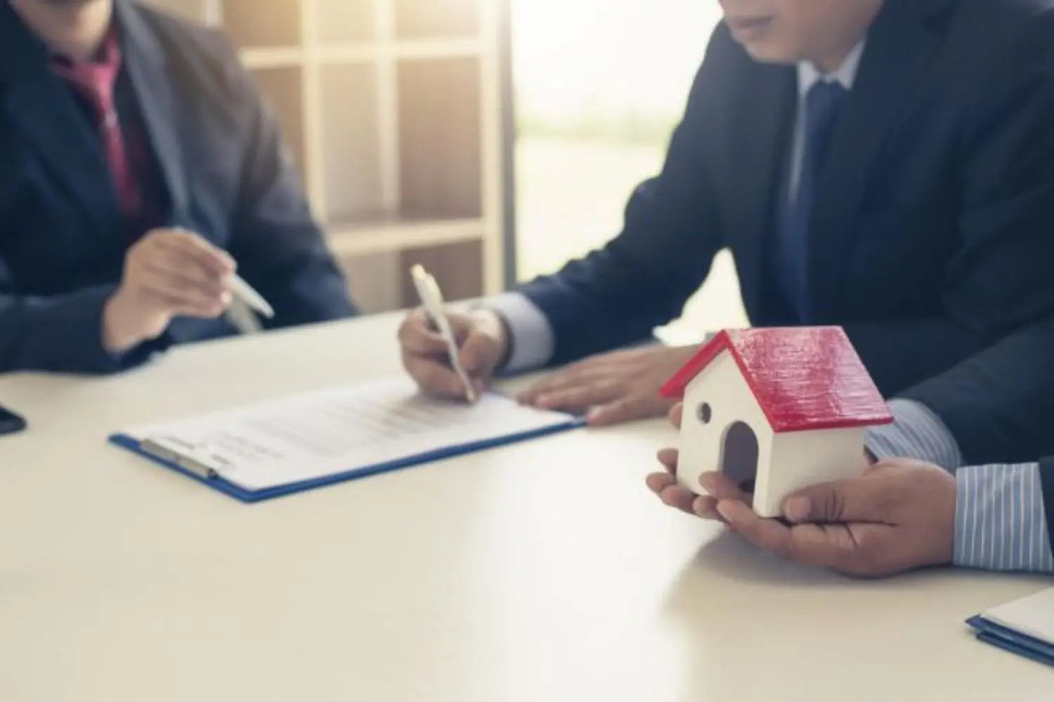 Mua nhà thế chấp ngân hàng: Thủ tục, cách thức mua và các lưu ý cần biết
