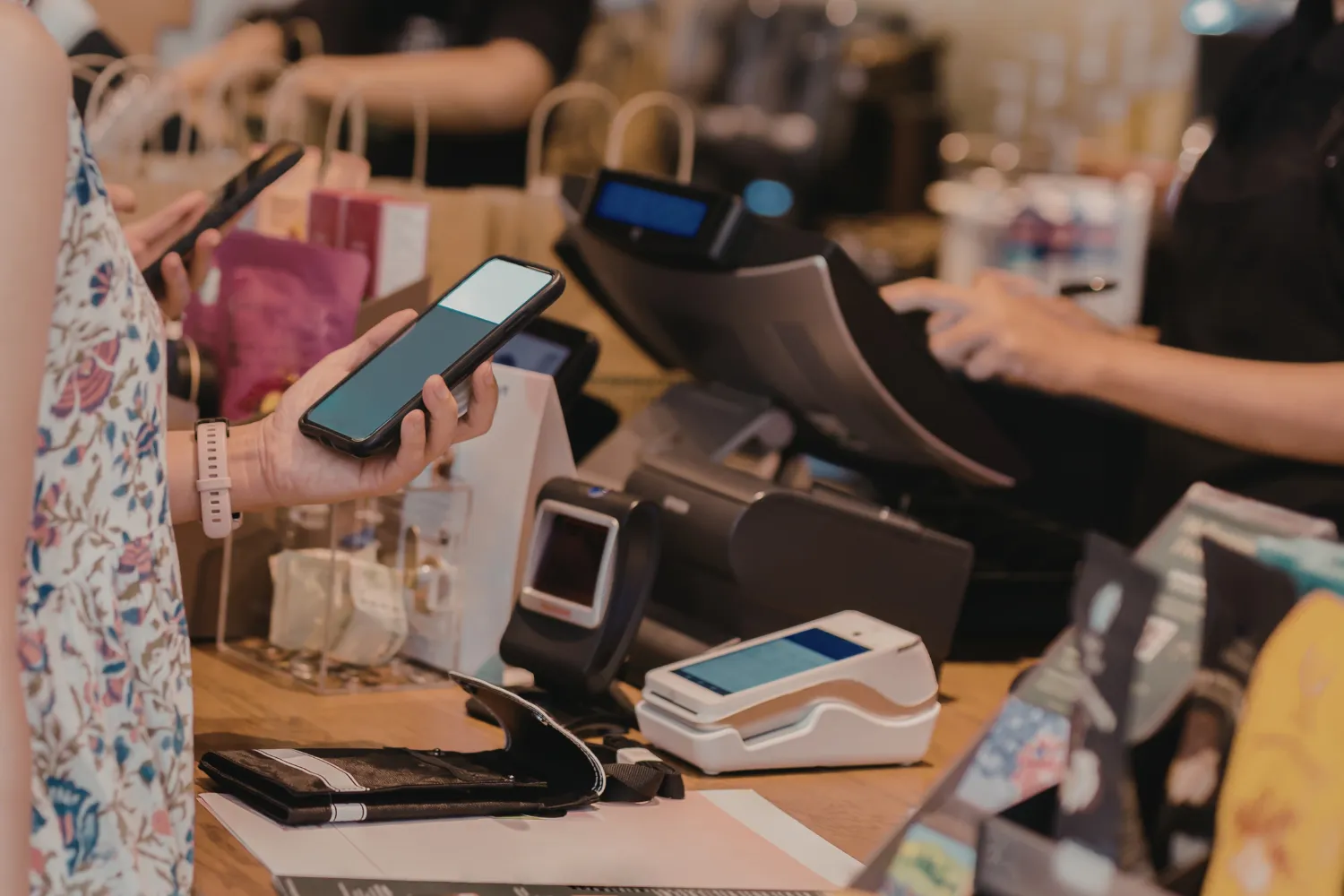 Người dùng nên cẩn trọng với các thủ đoạn ghost tapping khi sử dụng thanh toán Contactless tại nơi đông người.