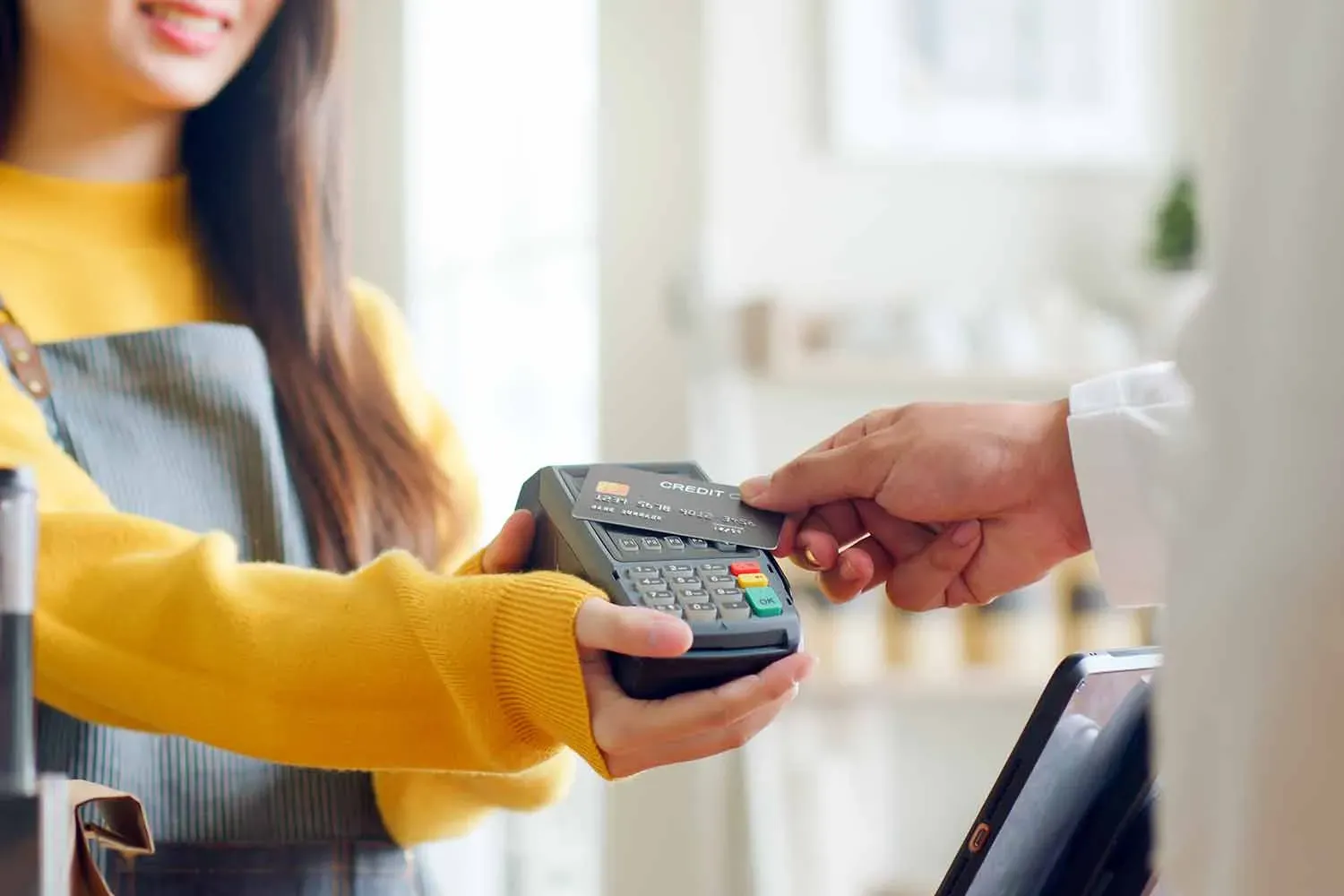 Thẻ tín dụng sẽ được kết nối với hệ thống ngân hàng thông qua máy POS để xác nhận giao dịch và trừ vào hạn mức khả dụng của thẻ.