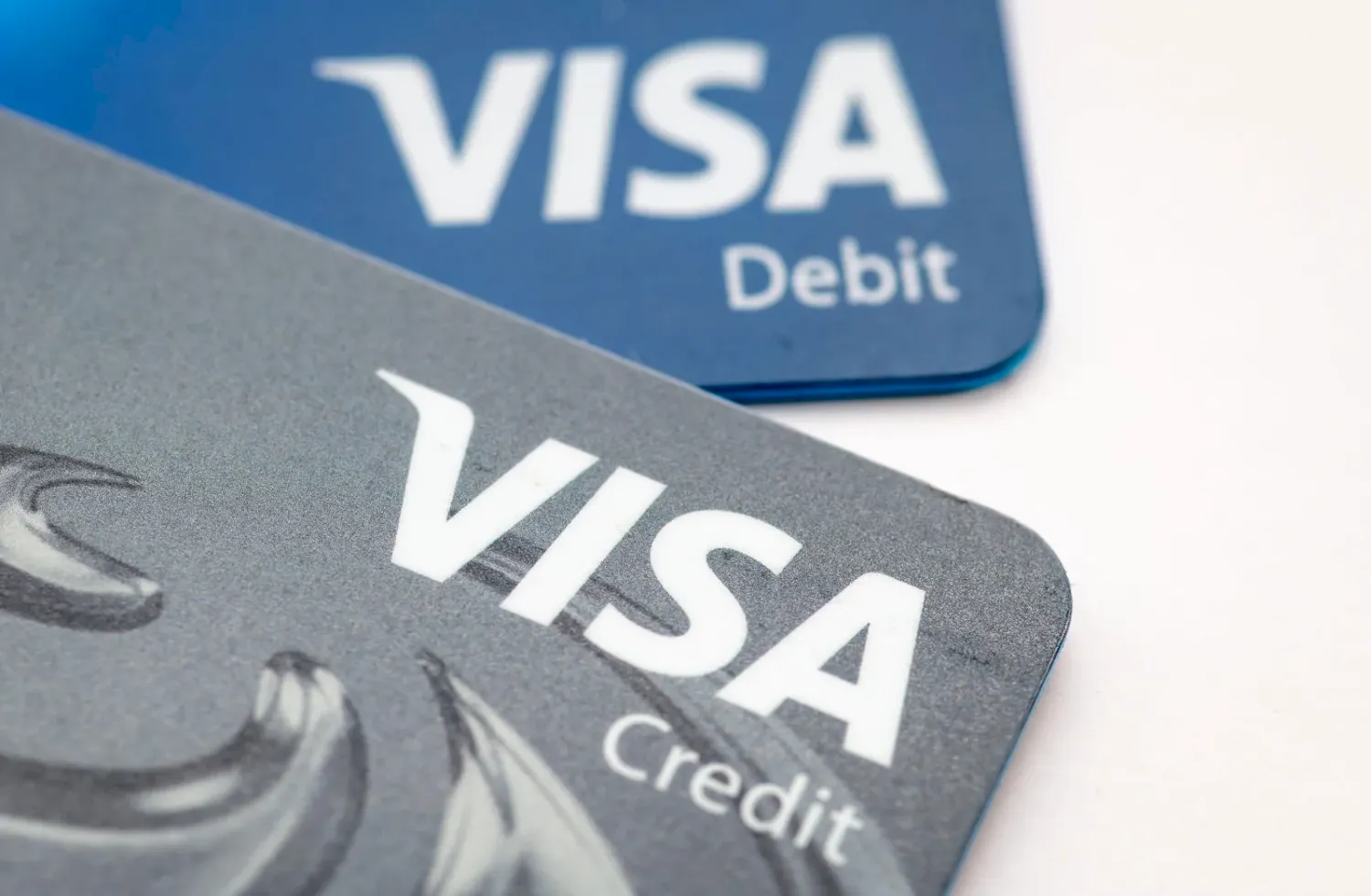 So sánh thẻ Visa Debit với thẻ Visa Credit.