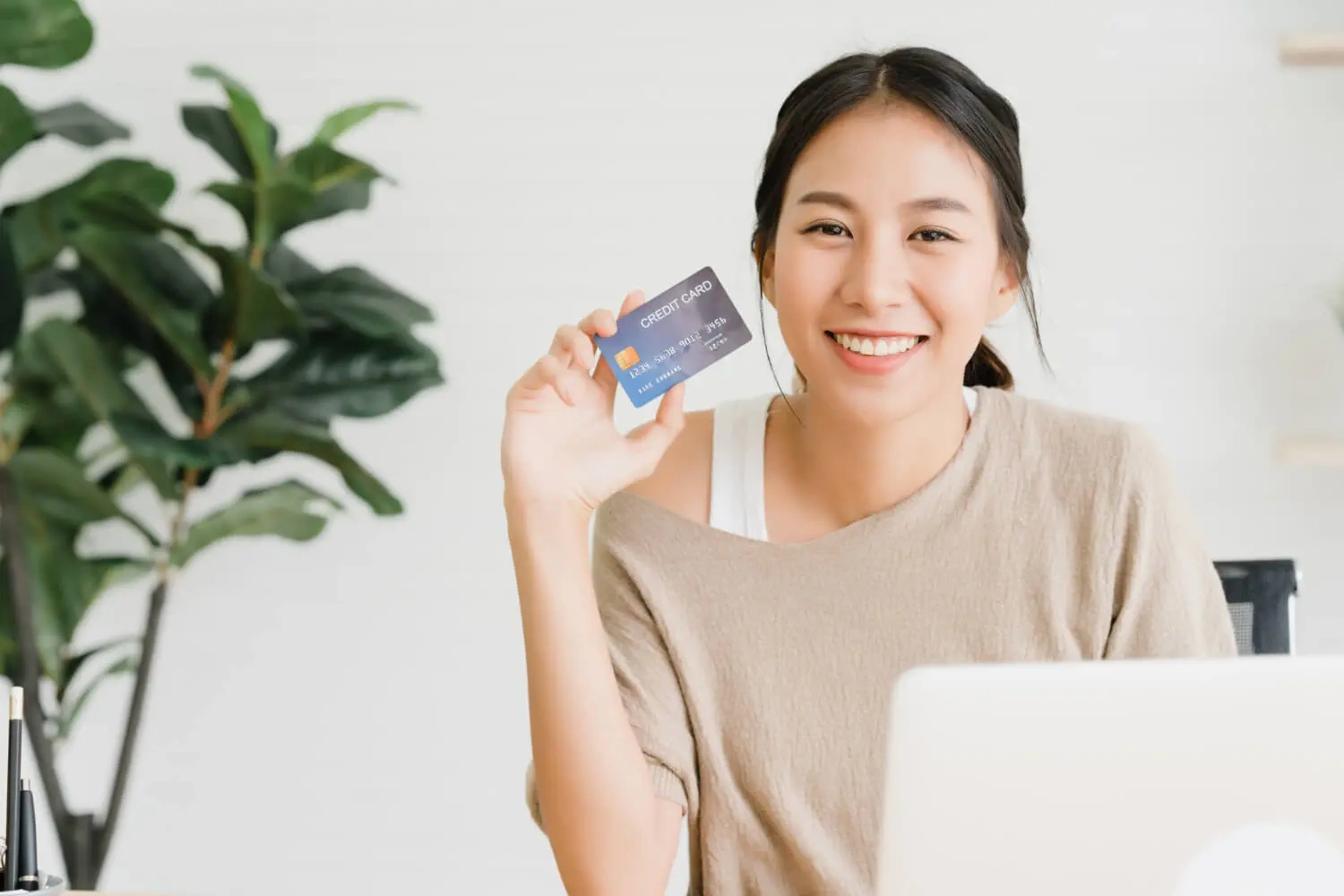 Thẻ trả trước phù hợp với người muốn kiểm soát ngân sách chặt chẽ và hạn chế chi tiêu vượt kế hoạch.