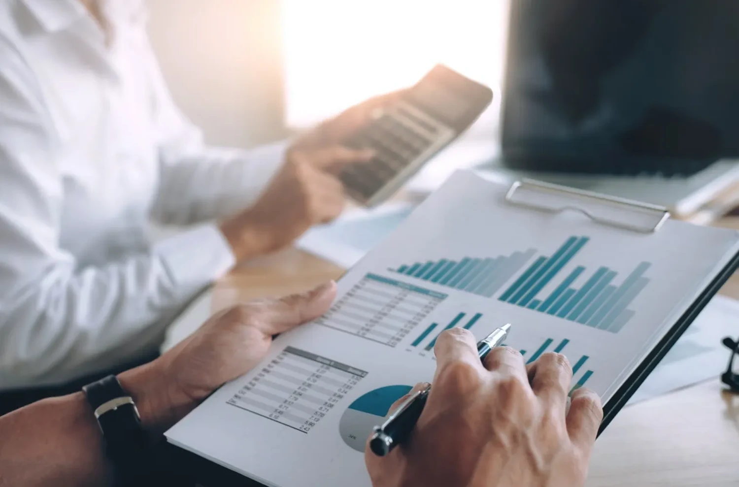 Bên cạnh điểm CIC, thu nhập và khả năng trả nợ cũng là những yếu tố quan trọng trong quá trình xét duyệt vay vốn.