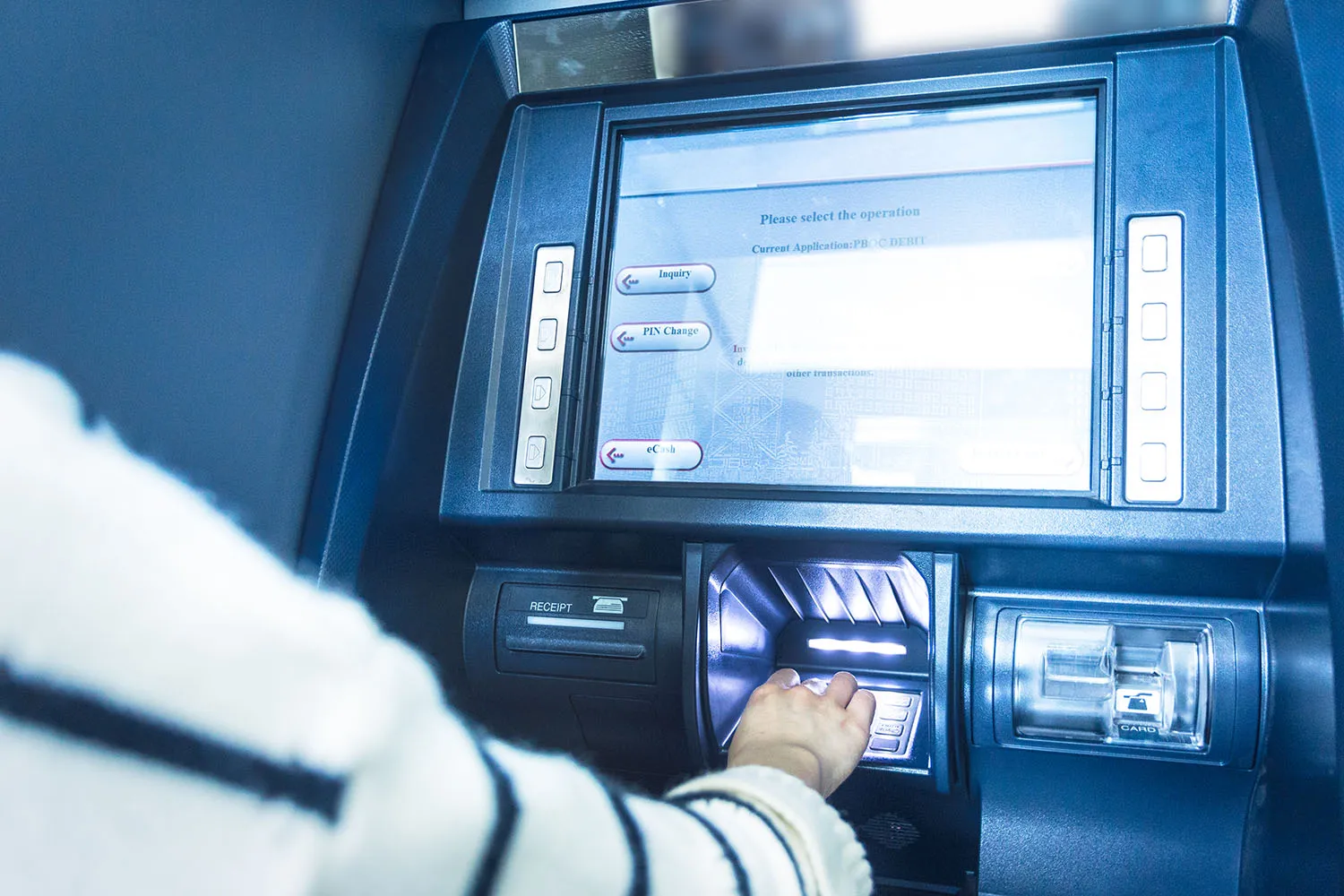 Tra cứu số tài khoản dễ dàng tại ATM cùng với thẻ ngân hàng.