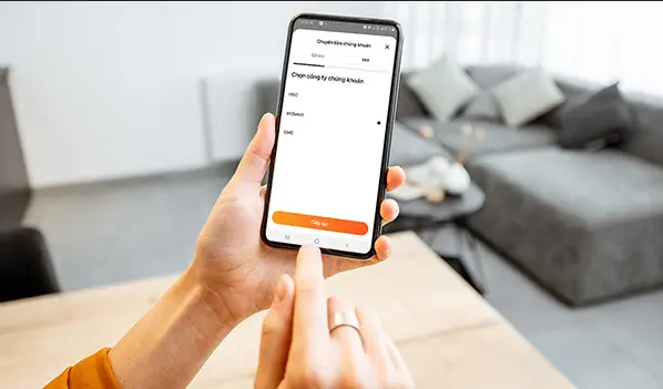 Nhà đầu tư có thể chuyển, nhận tiền chứng khoán VNDirect thông qua ứng dụng của VIB