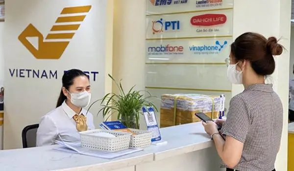 Bạn có thể thực hiện chuyển tiền ngân hàng tại các bưu điện gần nhất