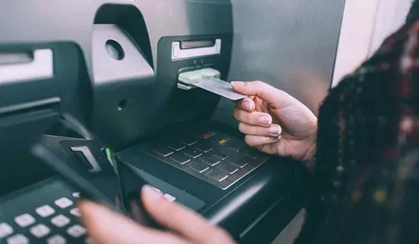 Nếu bạn chỉ rút thẻ mà không lấy tiền thì ATM sẽ tự động thu hồi lại tiền sau 30 giây