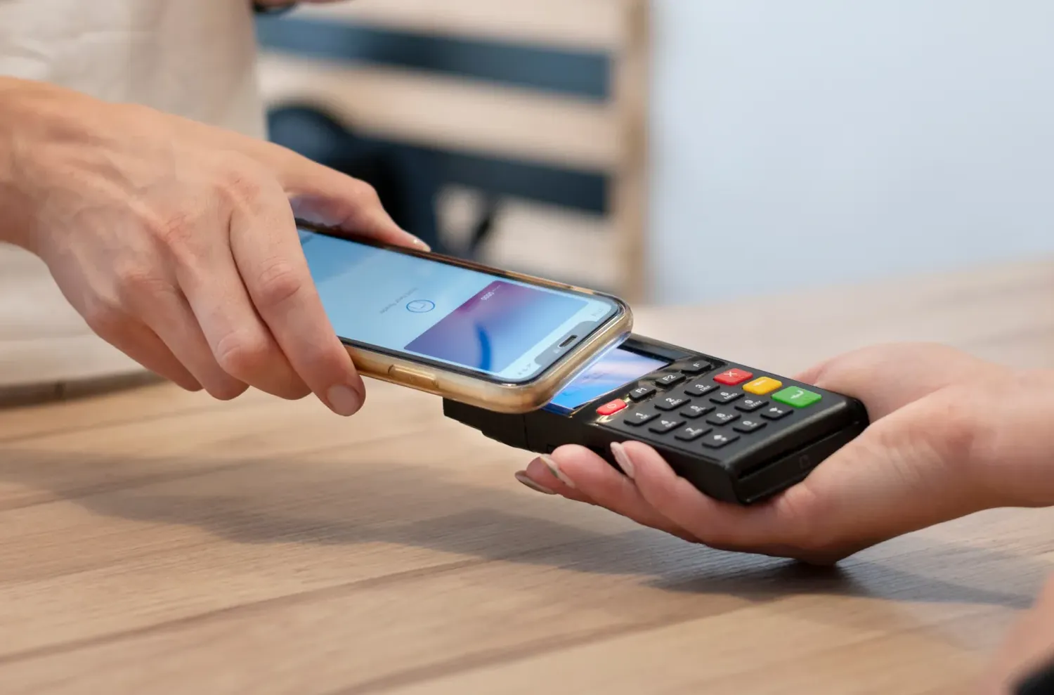 Với thanh toán Contactless, khách hàng chỉ cần chạm điện thoại để hoàn tất giao dịch mà không cần mang theo tiền mặt.