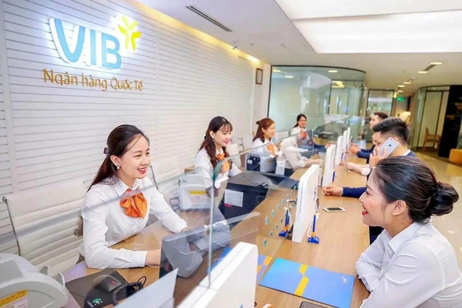 Đến ngân hàng để gia hạn thẻ
