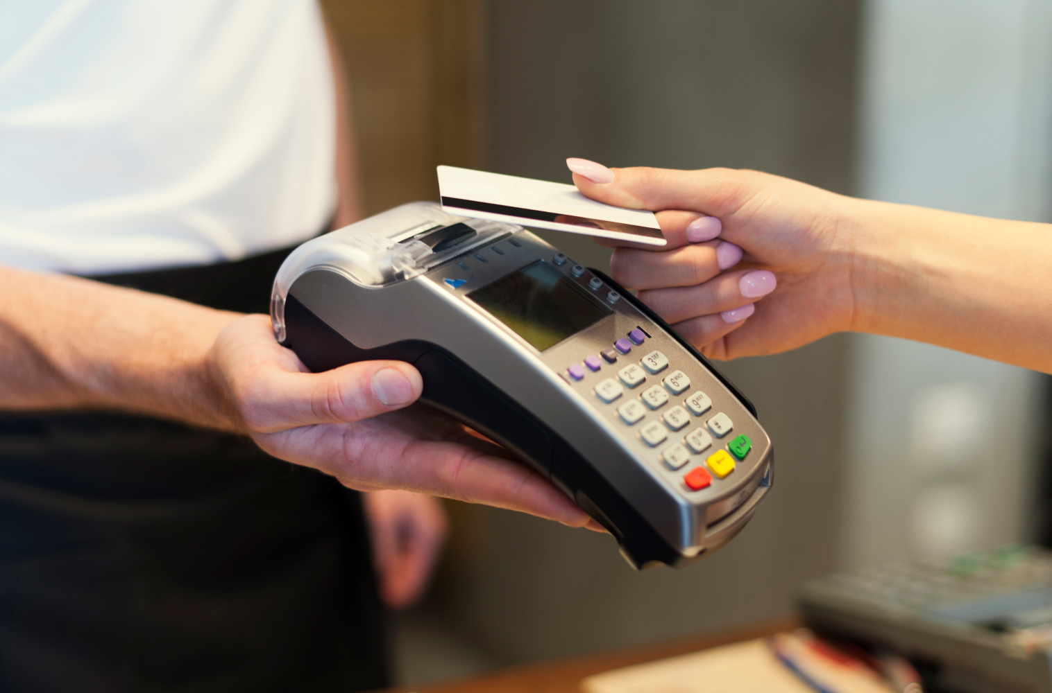 Thẻ thanh toán quốc tế có thể sử dụng ở các máy POS, tiết kiệm hơn việc rút tiền mặt
