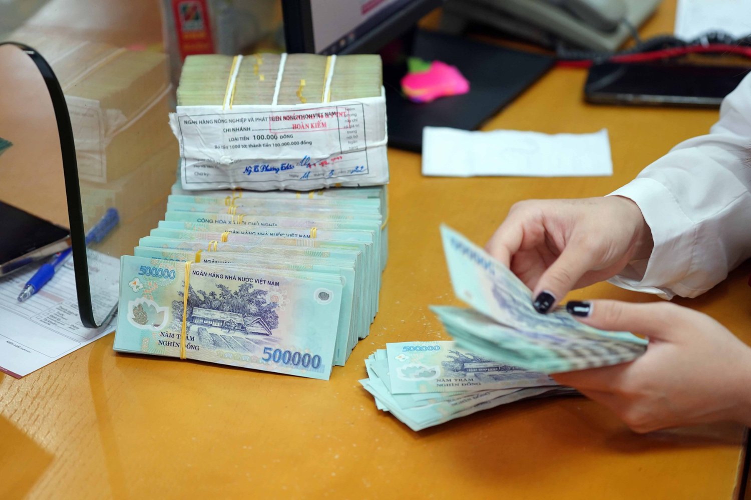 Lãi suất vay 300 triệu trong 1 năm không phải là một con số cố định mà phụ thuộc vào nhiều yếu tố liên quan