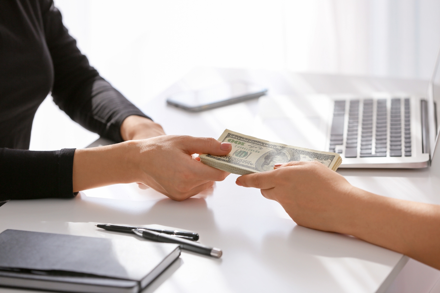 Vay thế chấp là hình thức vay vốn mà người vay cần sử dụng tài sản có giá trị để đảm bảo cho khoản vay.