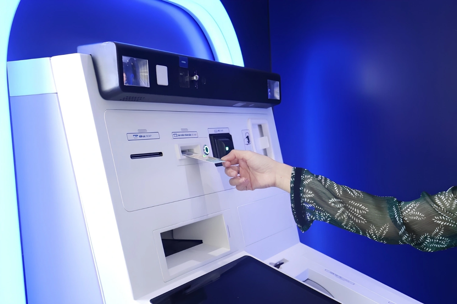 Đưa CCCD gắn chip vào khe đọc để ATM nhận diện thông tin.