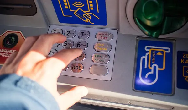 Sau khi nhận được thẻ ngân hàng bạn cần ra ATM gần nhất để đổi mã Pin