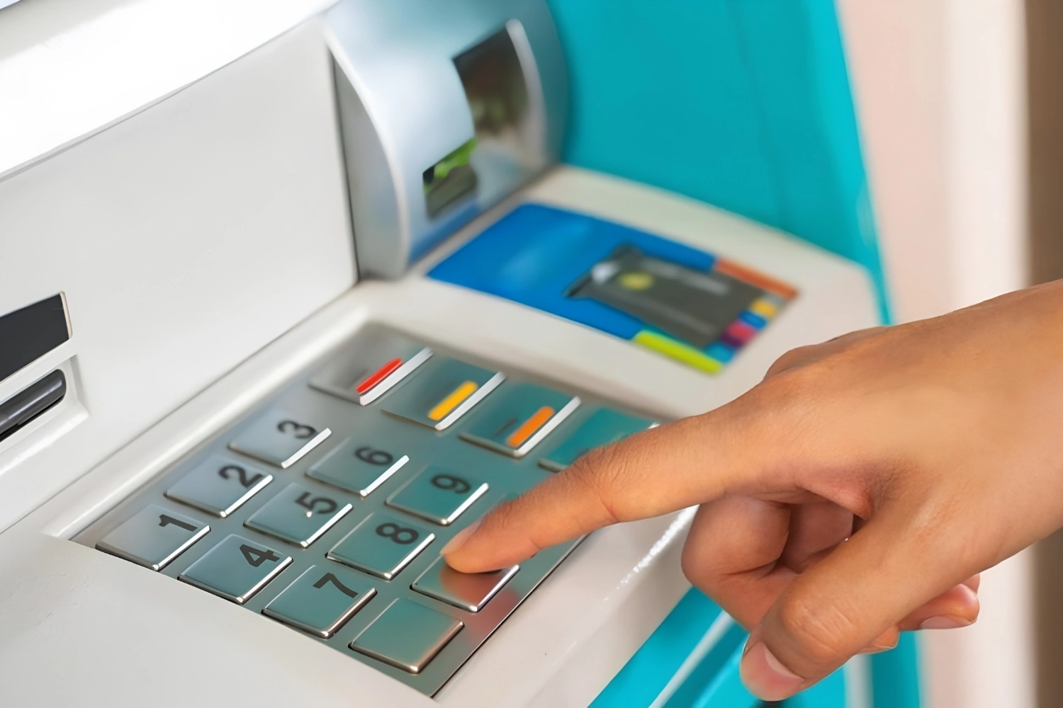 Nhập mã PIN và xác nhận số tiền cần rút tại ATM.