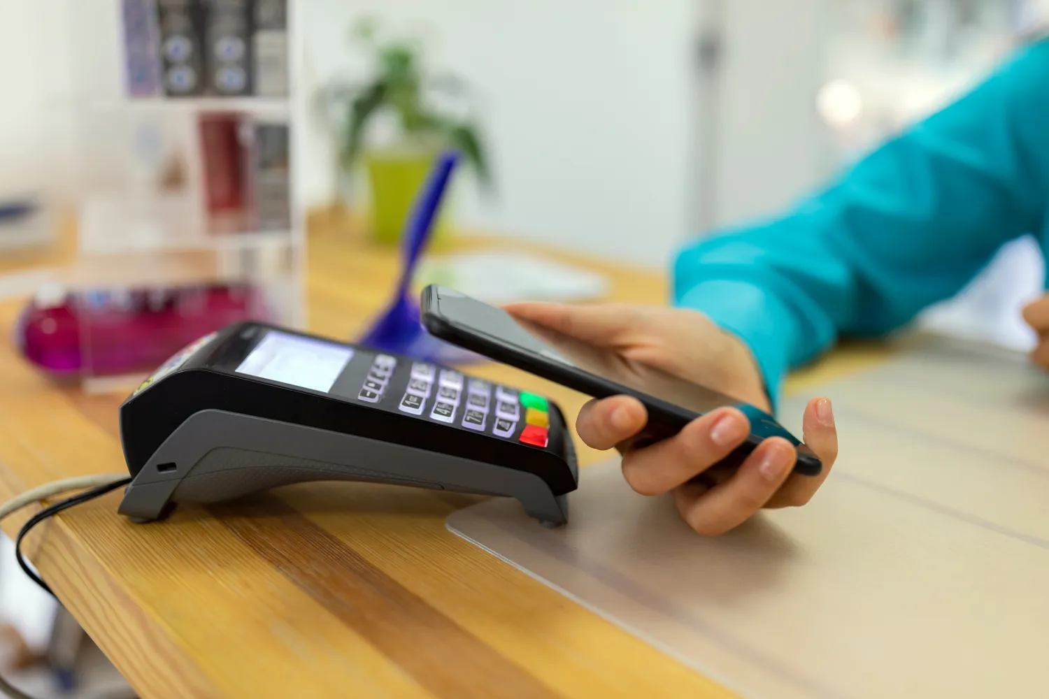 Khách hàng có thể thanh toán Contactless bằng điện thoại thông minh.