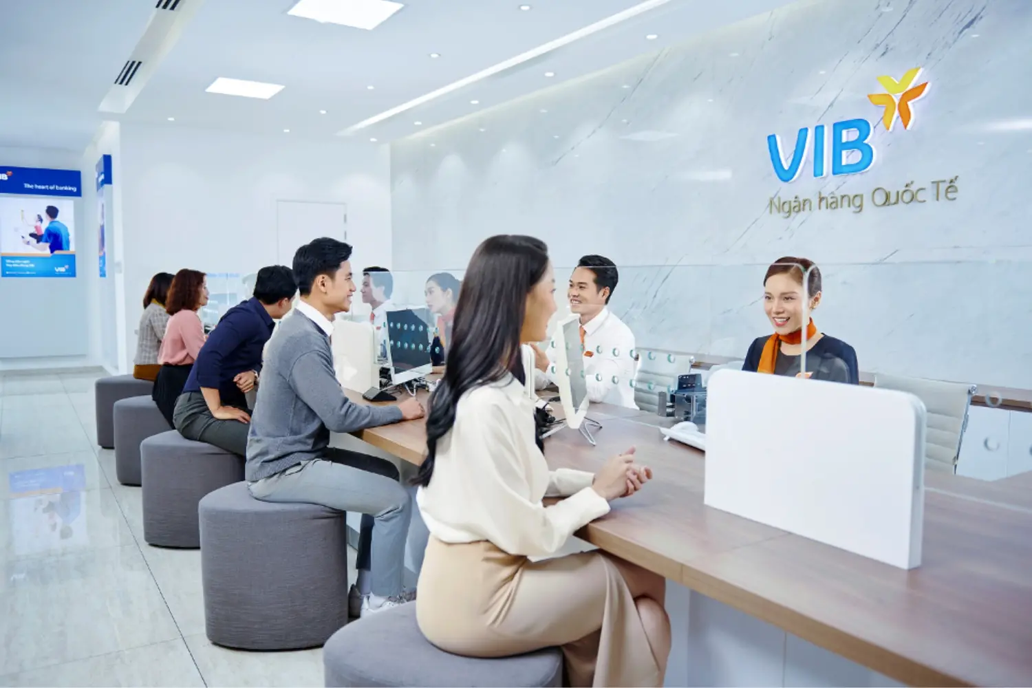 Bạn có thể đến trực tiếp ngân hàng để lấy tiền mặt từ thẻ tín dụng