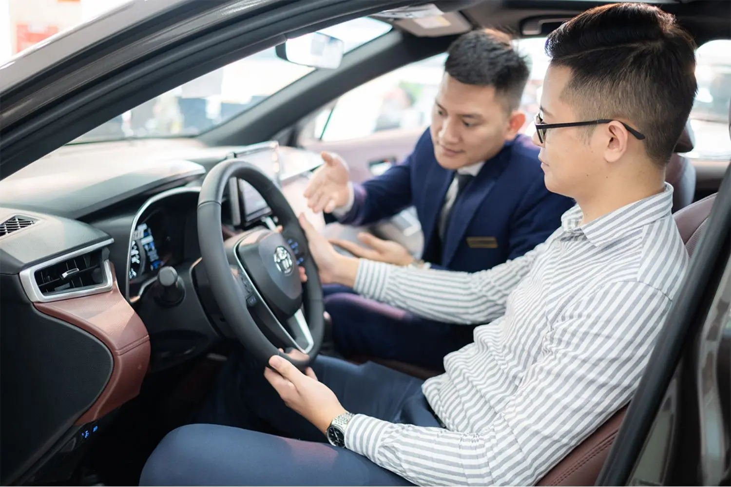 Mua xe trả góp có cần bằng lái không? Có được giữ cavet gốc?