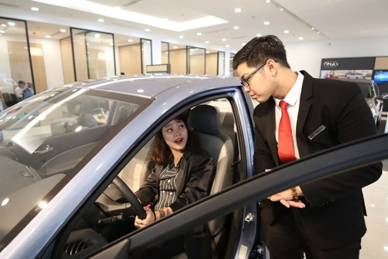 Mua xe trả góp có cần bằng lái không? Có được giữ cavet gốc?