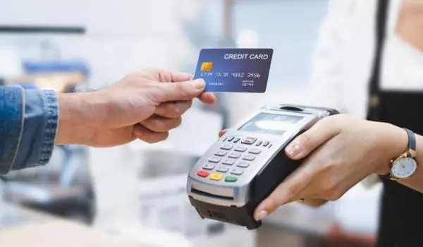 Các ngân hàng đang áp dụng lãi suất trả chậm thẻ tín dụng từ 4% đến 6%