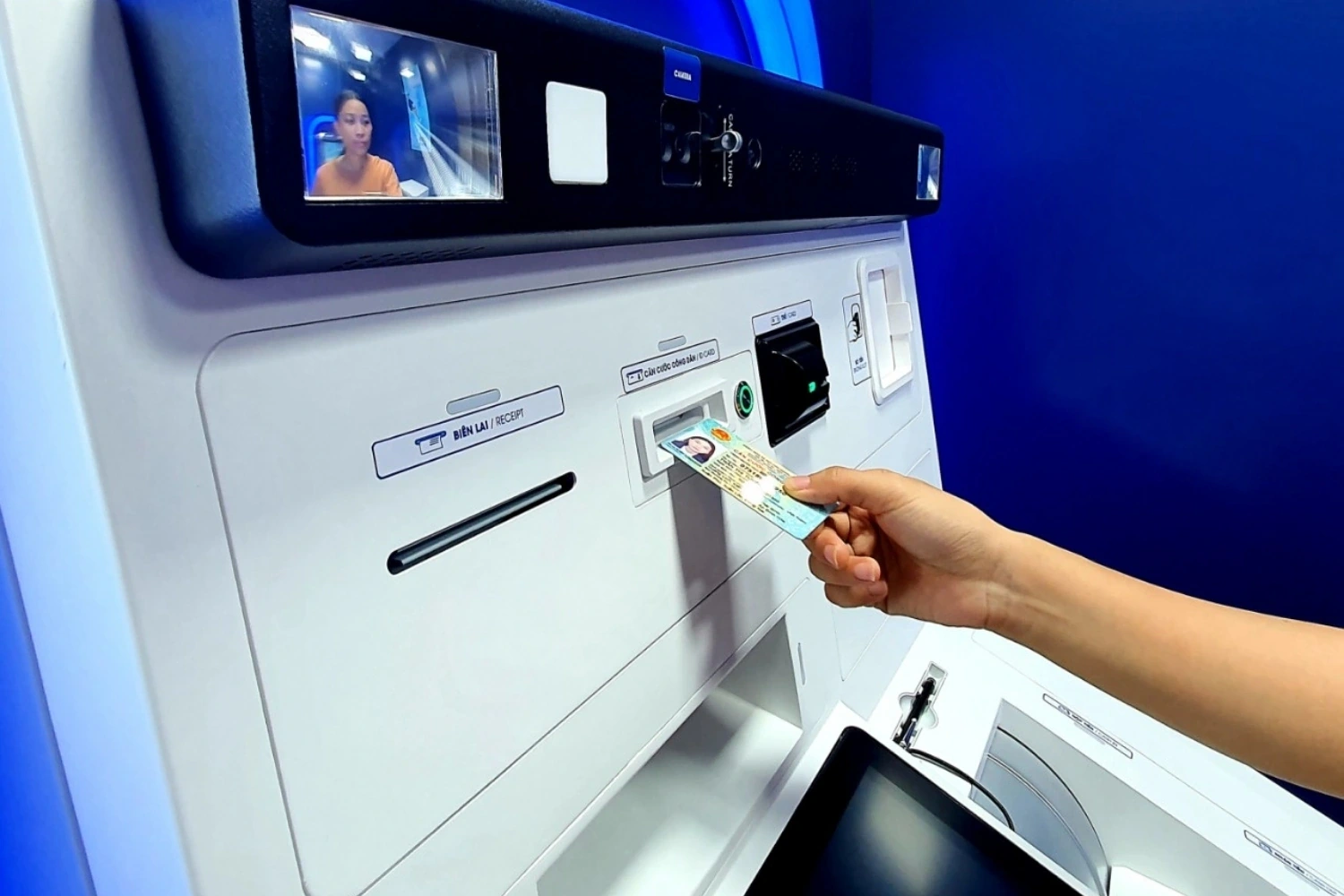 Hệ thống xác thực khuôn mặt để kiểm tra thông tin sinh trắc học của người dùng.