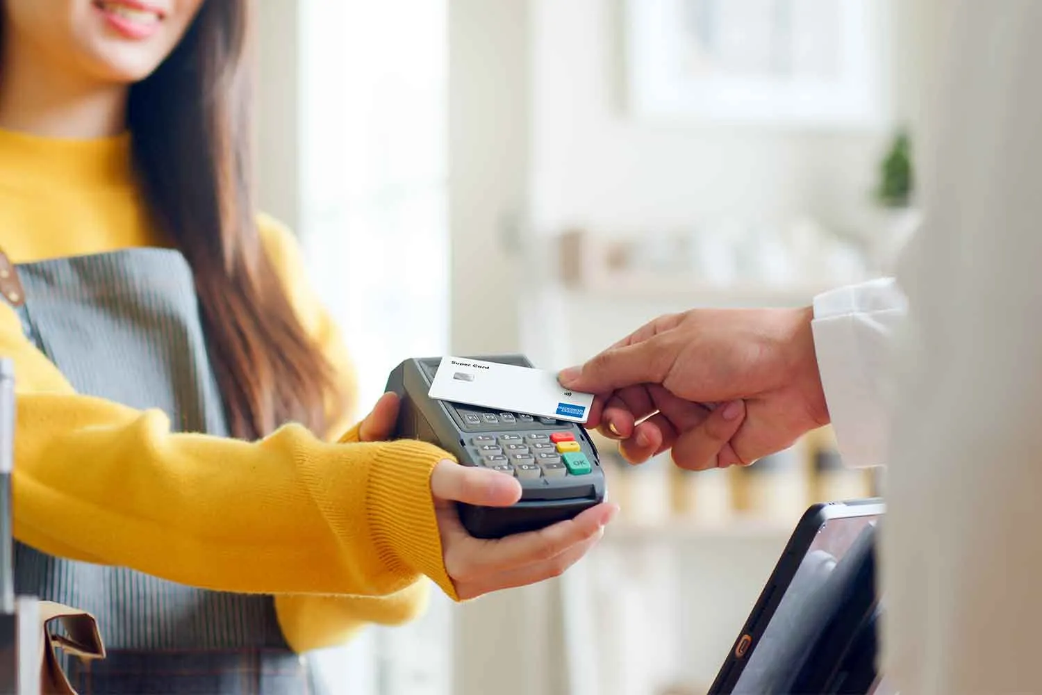 Khám phá sự khác nhau giữa thẻ tín dụng và thẻ thanh toán | VIB