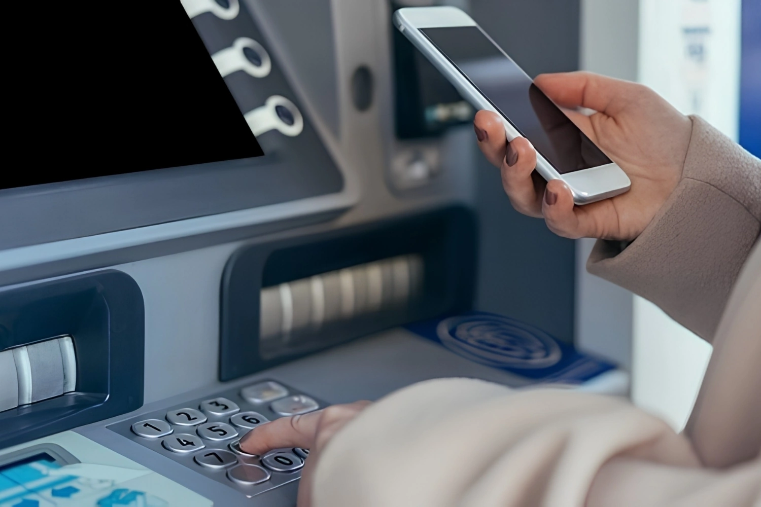 ATM sẽ xác thực mật khẩu rút tiền và mã OTP để thực hiện giao dịch.