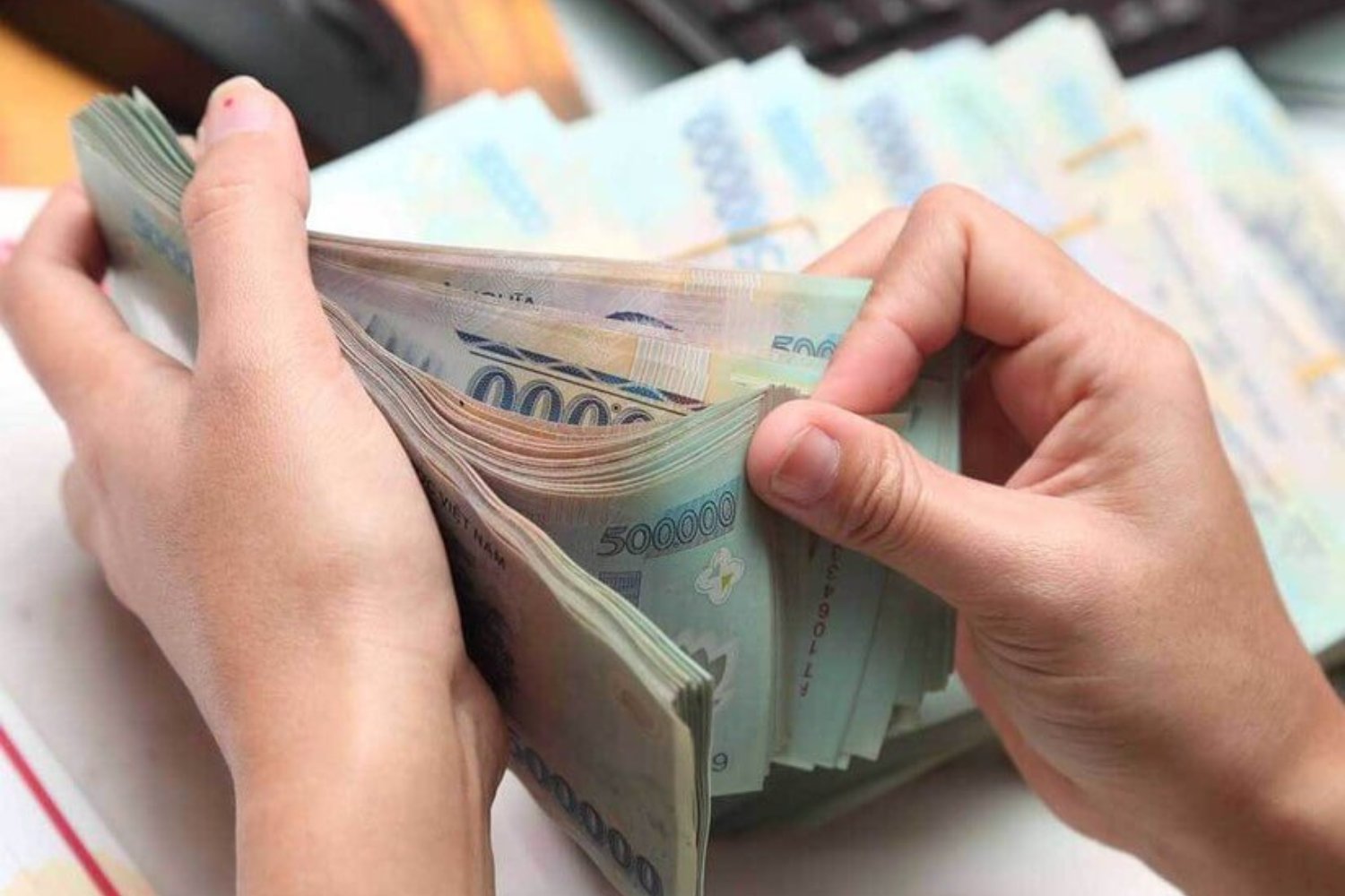 Có 2 cách tính lãi phổ biến hiện nay giúp bạn hình dung rõ ràng về khoản tiền phải trả hàng tháng và tổng số tiền thanh toán khi vay 300 triệu.