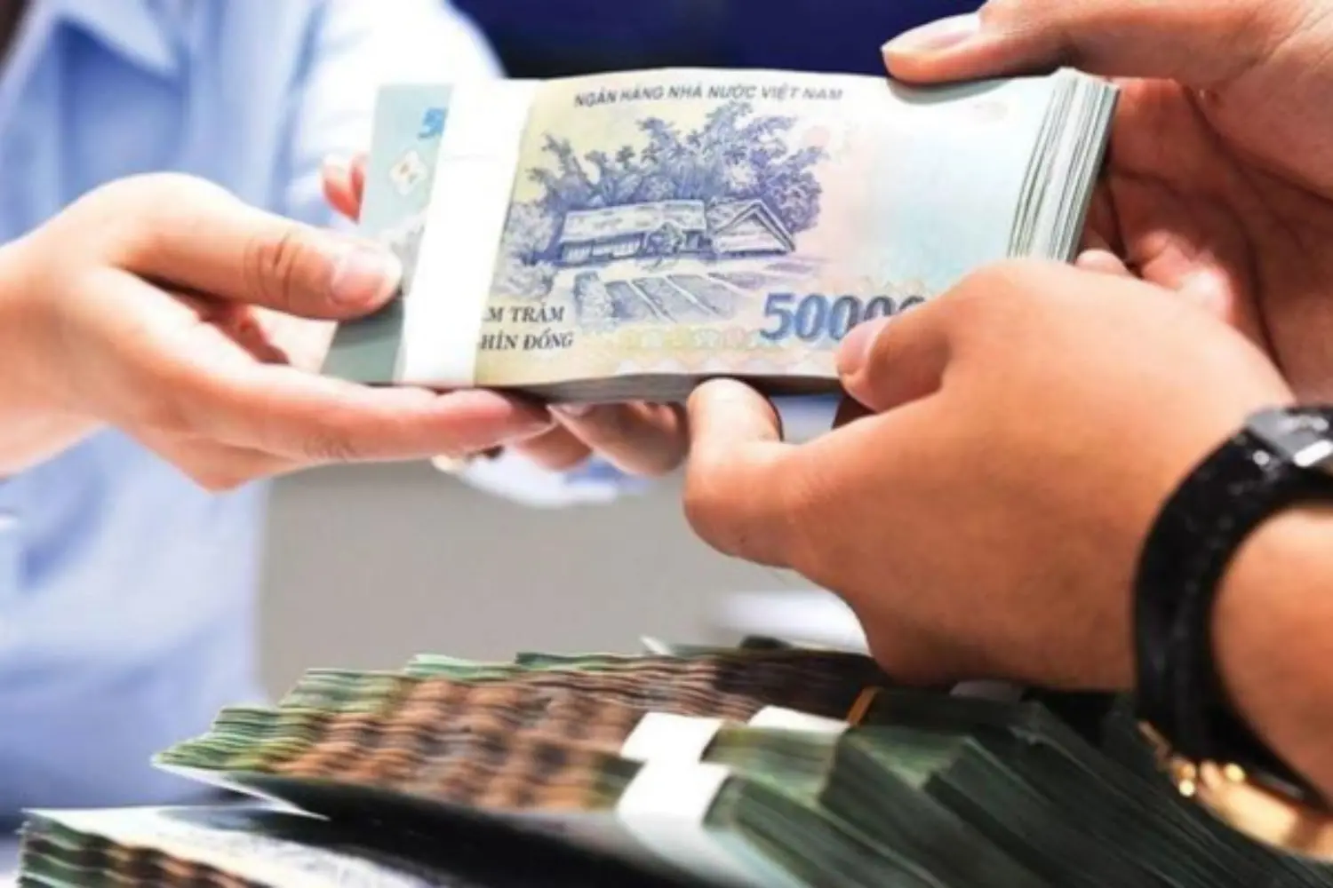 Phí rút tiền mặt của thẻ tín dụng khá cao