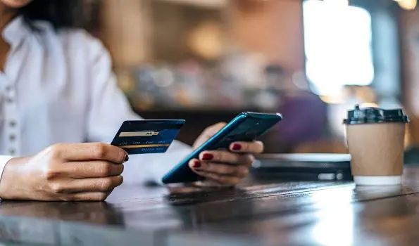 Làm thẻ ngân hàng Online sẽ giúp bạn tiết kiệm được rất nhiều thời gian