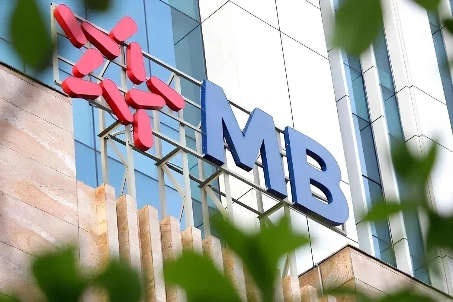MBBank được nhiều bạn trẻ lựa chọn nhờ mở tài khoản trực tuyến nhanh chóng và chính sách miễn phí nhiều loại giao dịch.