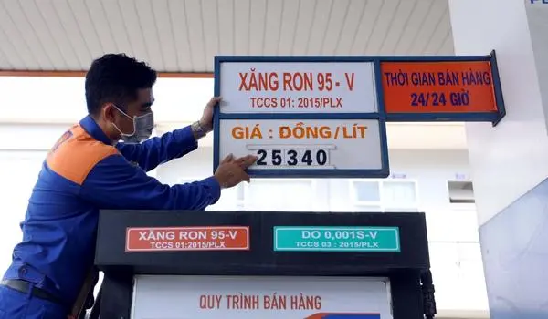 Sự biến động của giá xăng khiến cho giá hàng hóa tăng mạnh trong thời gian qua
