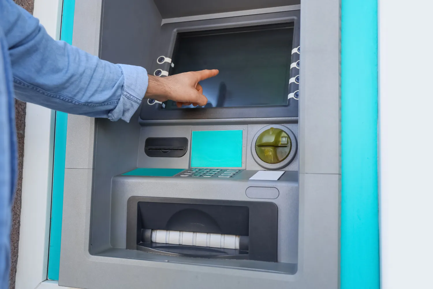 Khi rút tiền tại ATM, người dùng cần nhập chính xác mã PIN để hoàn tất giao dịch an toàn.
