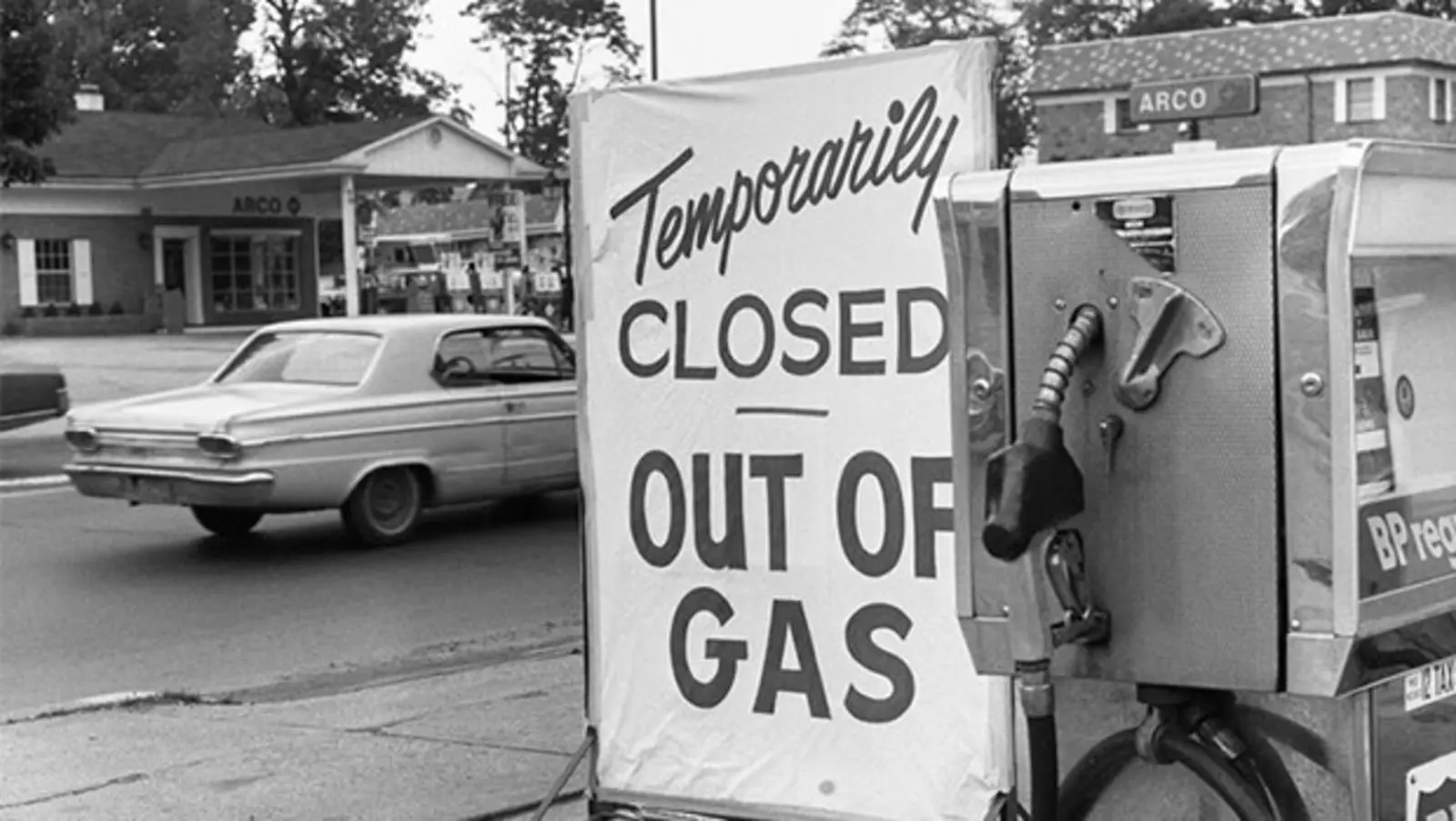 Ngày 17/10/1973, OPEC tuyên bố cấm vận dầu mỏ.