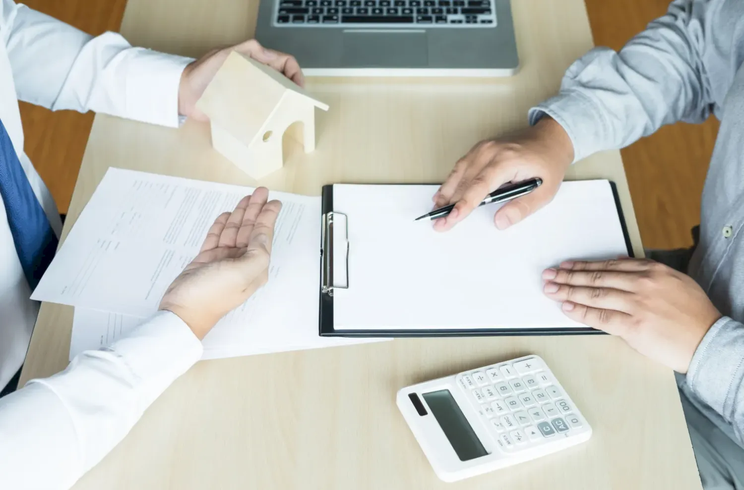 Bạn cần phải phối hợp với ngân hàng để hoàn thành thủ tục tất toán khoản vay nhanh chóng.