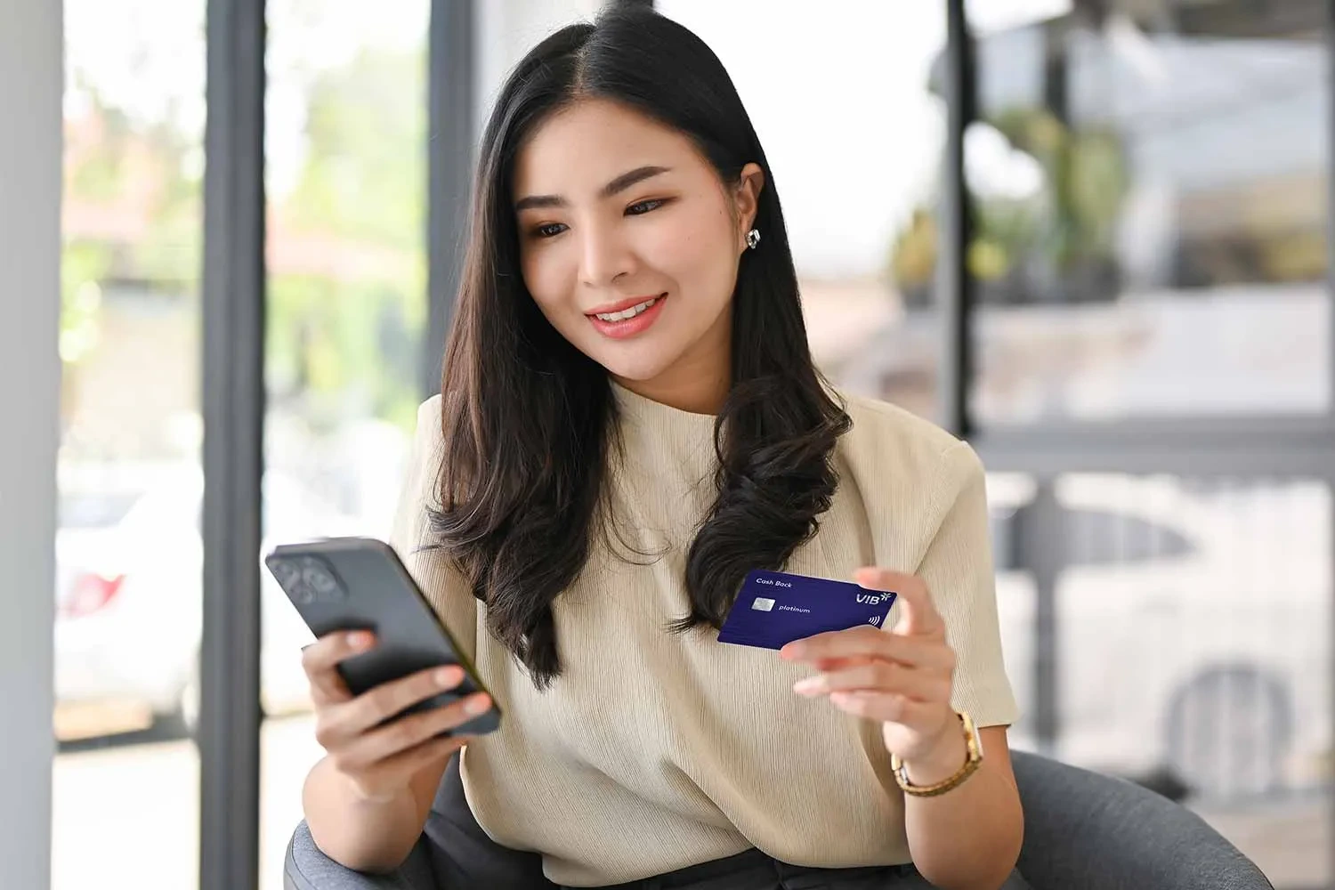 Chủ thẻ tín dụng có thể thực hiện thanh toán mức tối thiểu thông qua ứng dụng ngân hàng.