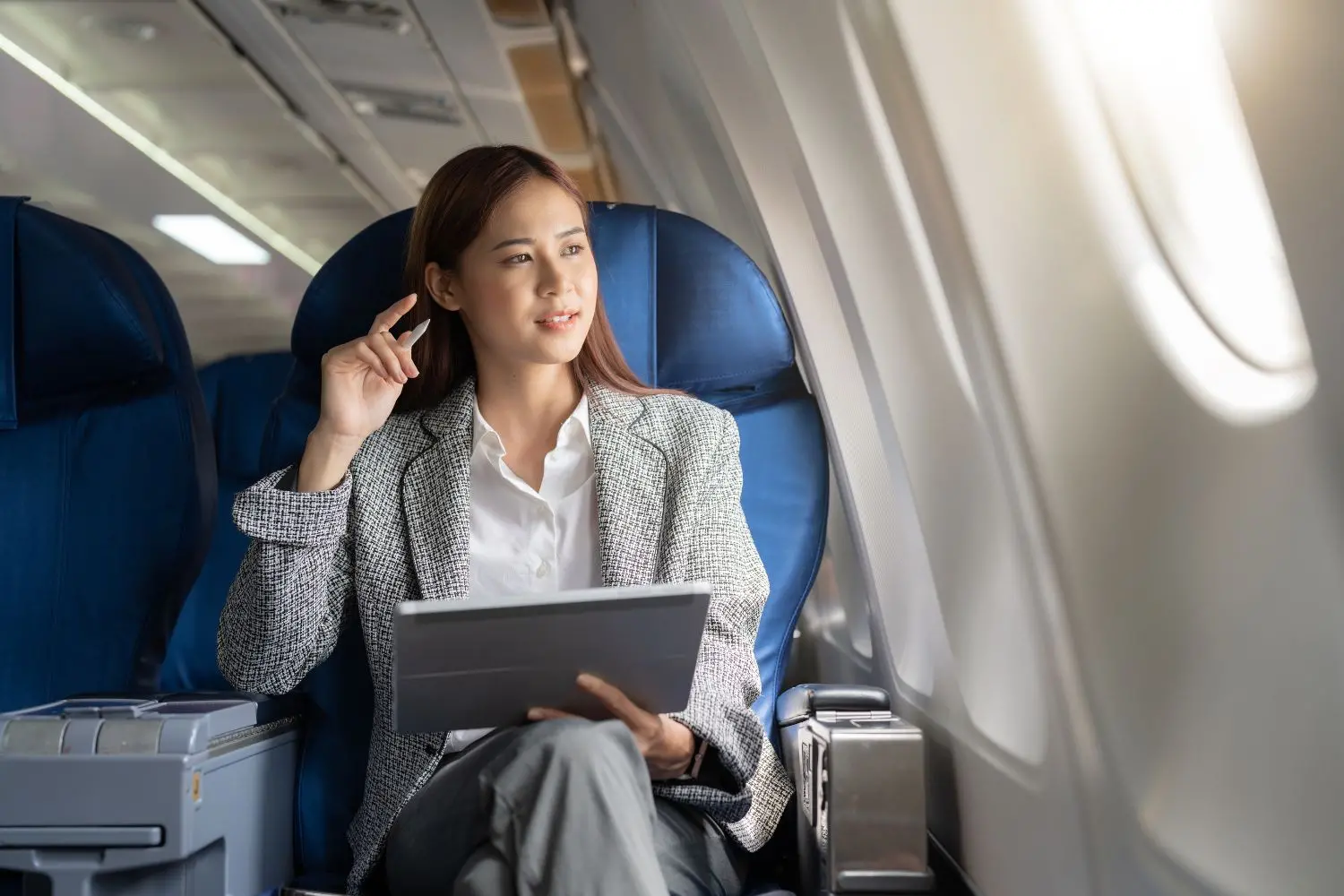 Sử dụng thẻ tín dụng giúp bạn dễ dàng thanh toán khi đi công tác quốc tế mà không cần đem nhiều tiền mặt