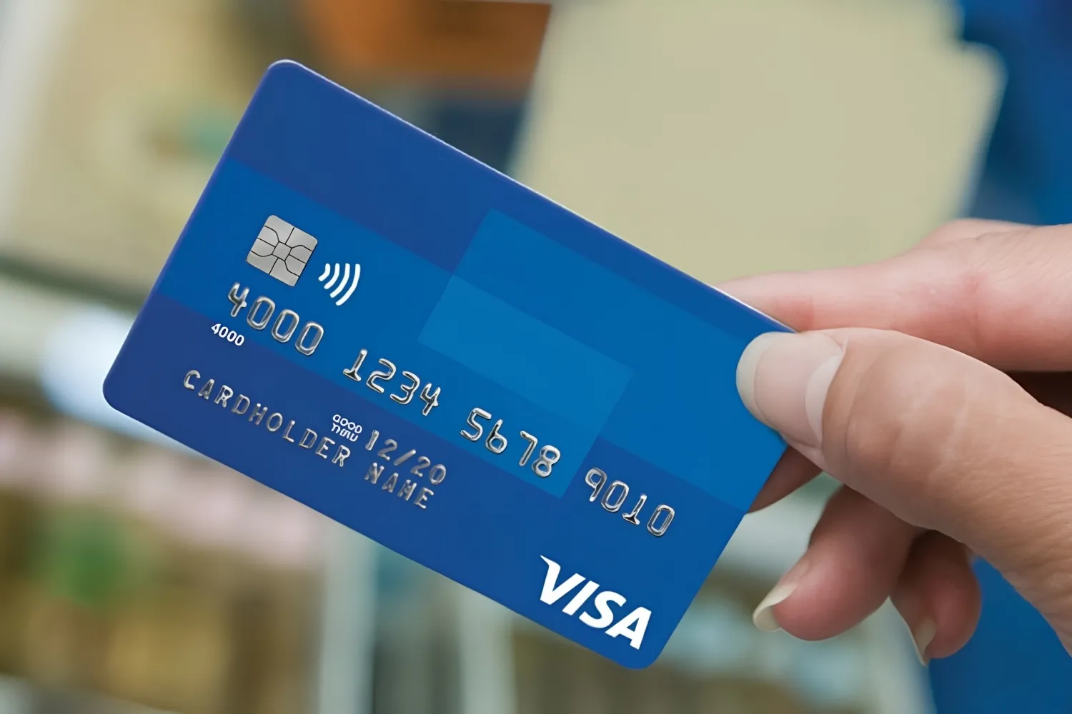 Rút tiền bằng thẻ Visa Debit và Visa Credit đều có thể phát sinh phí theo quy định của từng ngân hàng.