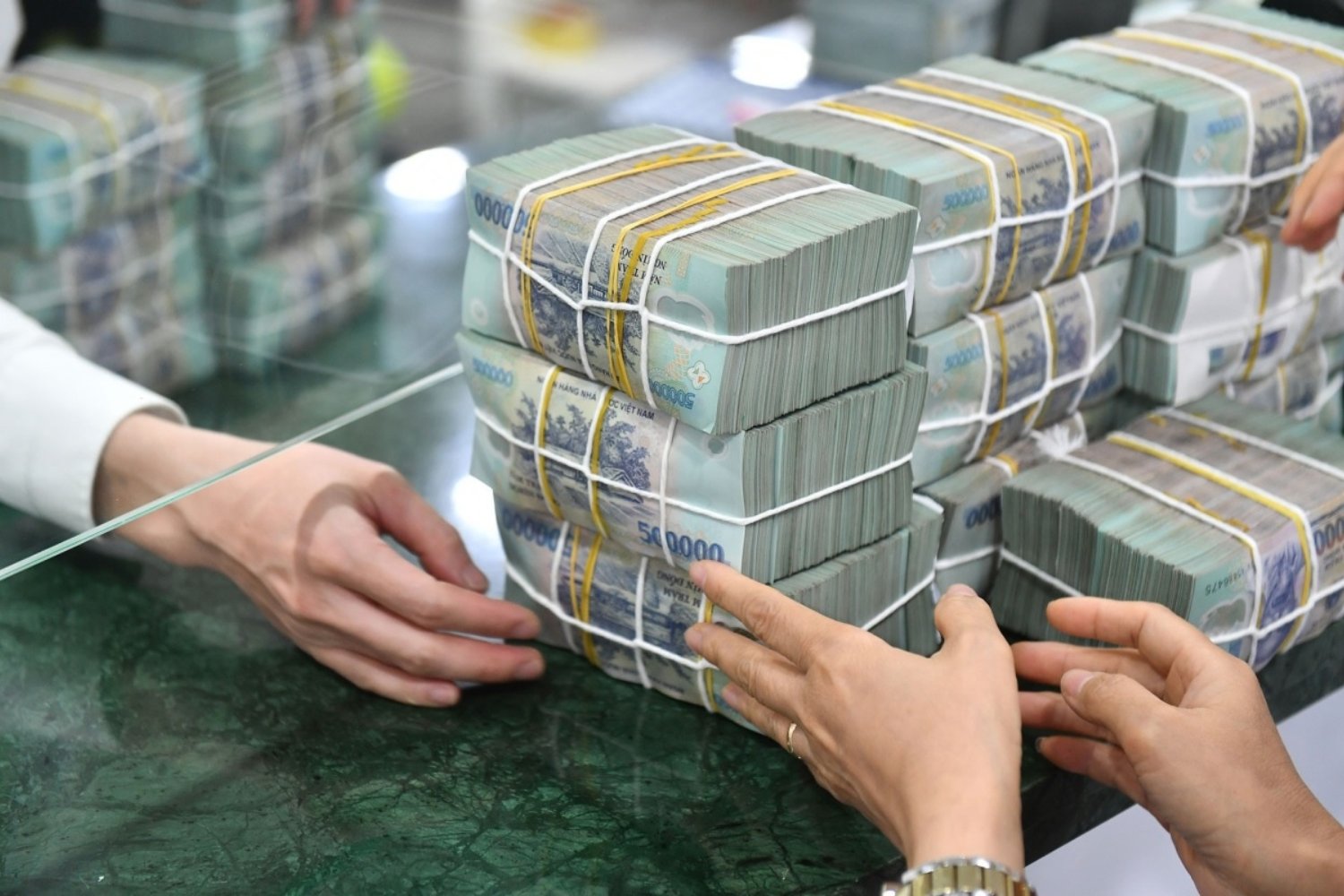 Điều kiện và thủ tục vay tại VIB đơn giản, minh bạch, cùng lãi suất cạnh tranh, giúp khách hàng dễ dàng tiếp cận nguồn vốn một cách nhanh chóng và tin cậy.