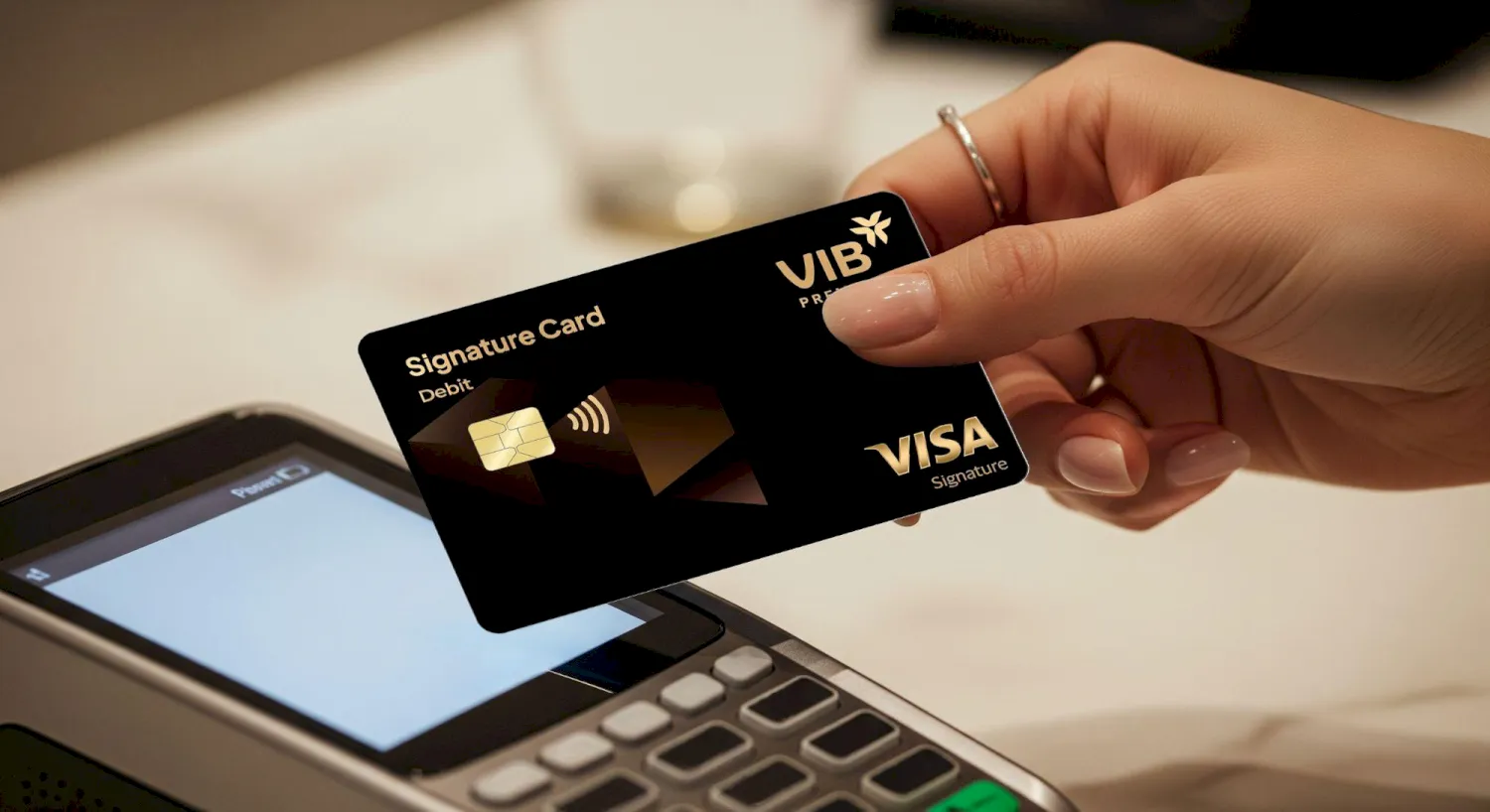 Khi sử dụng thẻ ghi nợ, người dùng chỉ có thể chi tiêu, rút tiền trong phạm vi số dư hiện có của tài khoản.