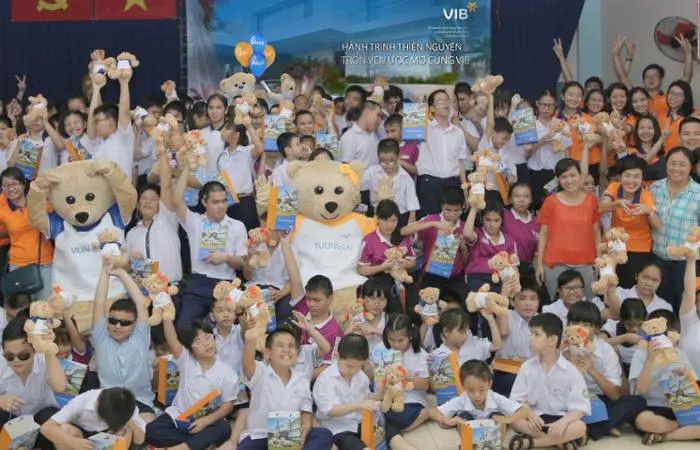 VIB tặng gấu bông cho 1.100 trẻ em kém may mắn trên toàn quốc